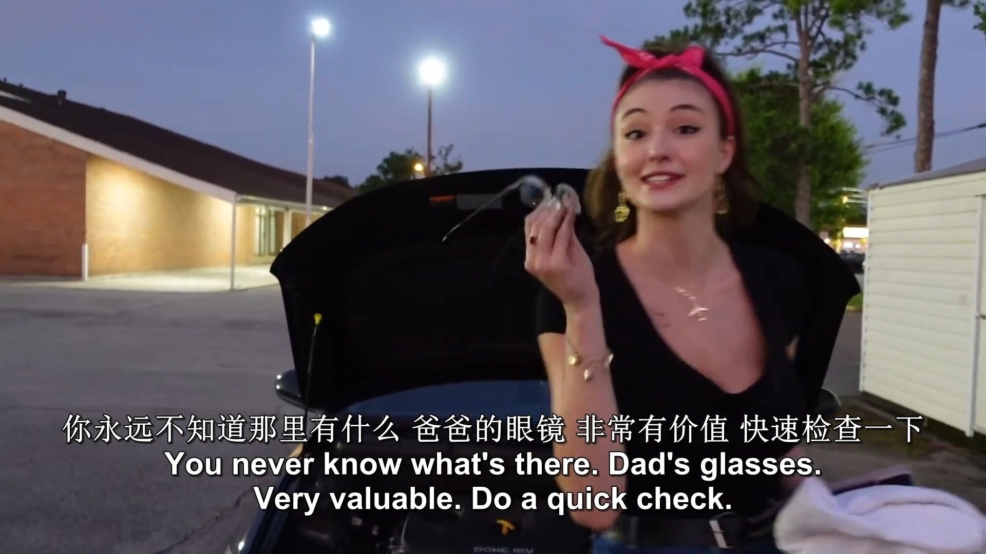 捷克街头-齐刘海金色波波头的长腿过膝袜模特